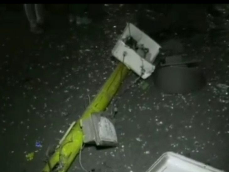 बस की टक्कर के बाद पोल धाराशायी हो गया।