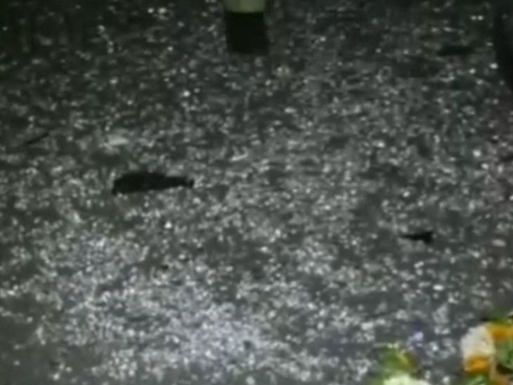 सड़क पर बस के कांच टूटकर बिखर गए।