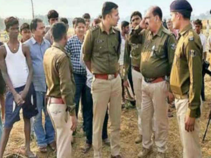 जांच करने पहुंचे पुलिस वाले