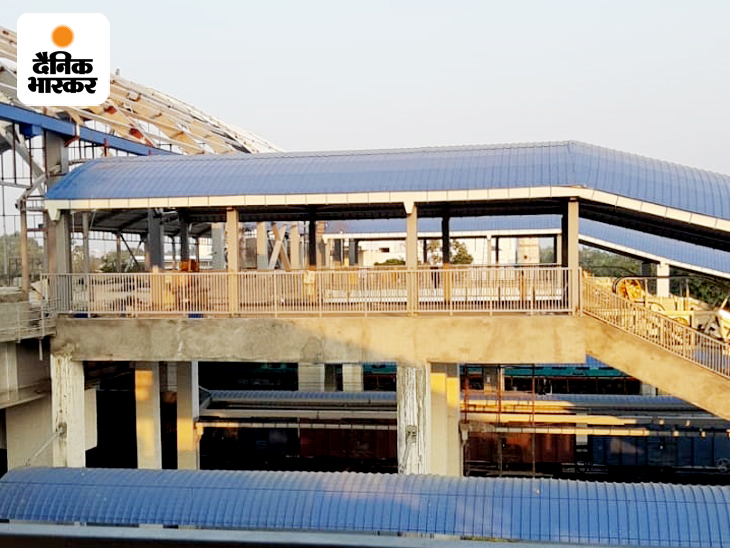 स्टेशन का रि-डेवलपमेंट प्रोजेक्ट 31 मार्च को पूरा हो जाने की बात कही जा रही है।