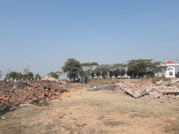 कार्रवाई कर सरकारी जमीन पर किया गया पक्का निर्माण तोड़ दिया गया।
