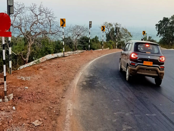 मोड़ पर संकेतक लगाने के साथ रोड मार्किंग भी कराई
