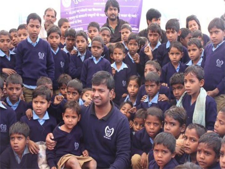 साल 2019 दिसंबर में नन्हे बच्चों को स्वेटर वितरित करता प्रवीण।