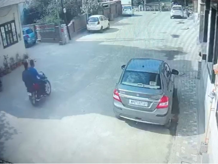 ग्रेसी को चोरी करने वाले फुटेज में दिखे बाइक सवार दो चोरों का अभी कुछ पता नहीं चला है