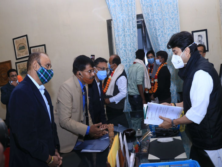 राज्यसभा सांसद से मुलाकात करते चेंबर ऑफ कॉमर्स के पदाधिकारी