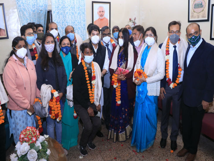 महल में उन डॉक्टरों का भी सम्मान किया गया जिन्होंने आग से मरीजों की मान बचाई थी