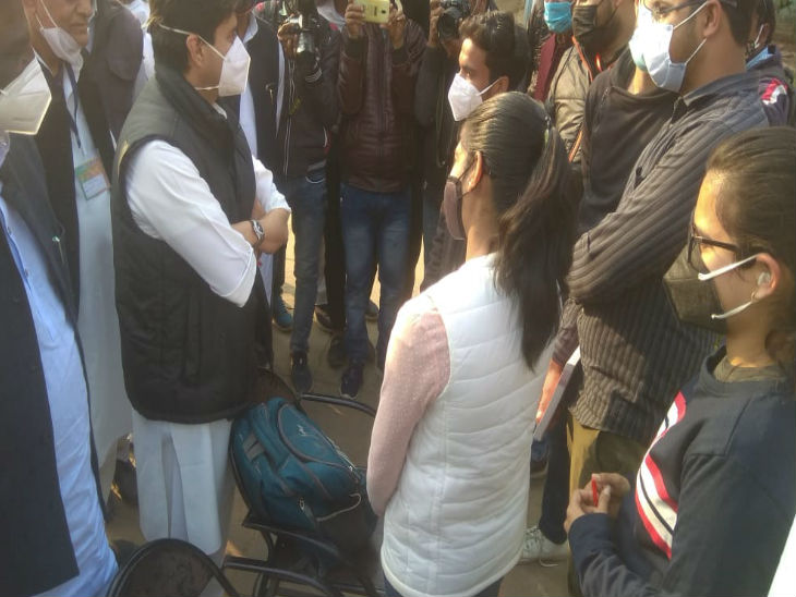मेडिकल कॉलेज में छात्राओं से बातचीत की, कोविड के बारे में पूछा