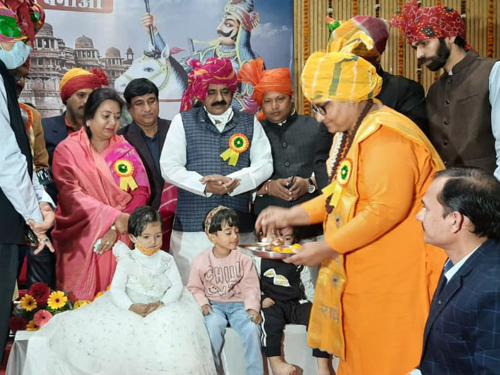राजपूत ग्राम पंचायत मध्य प्रदेश के बैनर तले बेटी बचाओ आत्मा को बनाओ समाज समाज के भवन में कन्याओं को पूजा की।