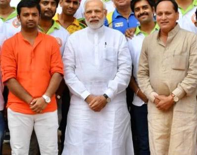 7 अगस्त 2018 को लोकसभा में प्रधानमंत्री नरेंद्र मोदी और बीजेपी सांसद अर्जुन लाल मीणा से मुलाकात करता प्रवीण।