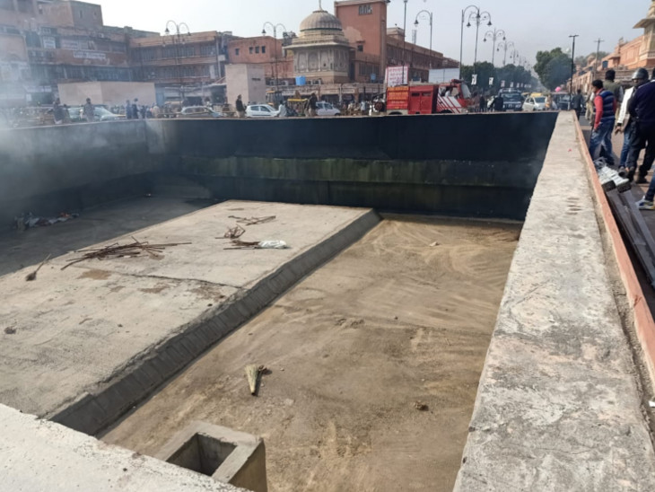 मेट्रो स्टेशन के पास मुख्य चौपड़ पर बनी इस खाली जगह पर लगी थी आग