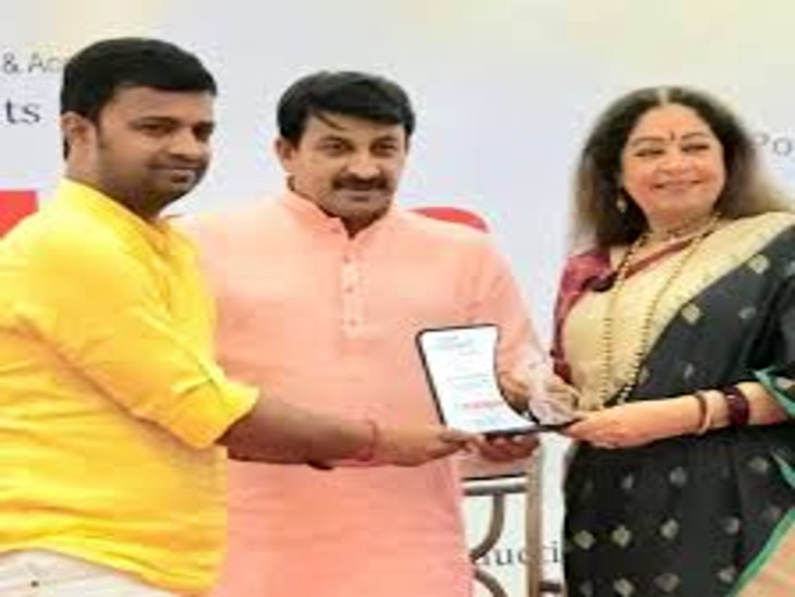 प्रवीण रतलिया को सम्मानित करते बीजेपी सांसद मनोज तिवारी और किरण खेर।