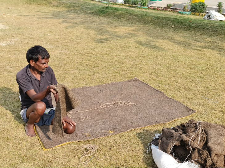 कौशांबी जेल में गायों के लिए तैयार करता कवर।