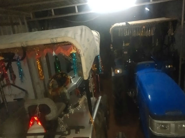 कांग्रेस नेताओं ने सरकार को घेरने के लिए जोरदार तैयारी की थी, लेकिन कमलनाथ के मौन धरने का ऐलान करने के बाद तैयारी धरी की धरी रह गई। कांग्रेस नेताओं ने विधानसभा घेरने के लिए बंगले में ट्रेक्टर भी तैयार करवा लिए थे।
