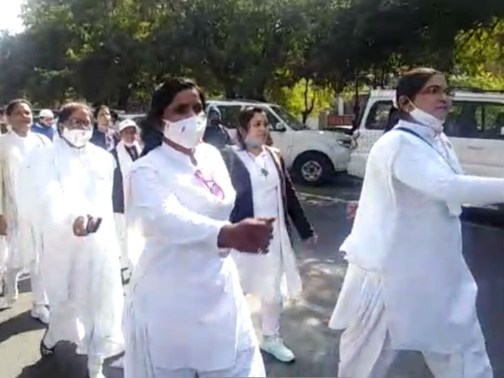 किसानों के समर्थन में कांग्रेस ने किसान तिरंगा संघर्ष यात्रा शुरू की है।