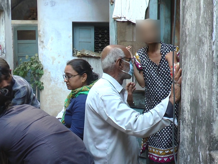 कमरे से बाहर आती हुई अब 39 साल की हो चुकी बेटी मेघा, जिसने मनोविज्ञान में एमए की डिग्री ले रखी है।