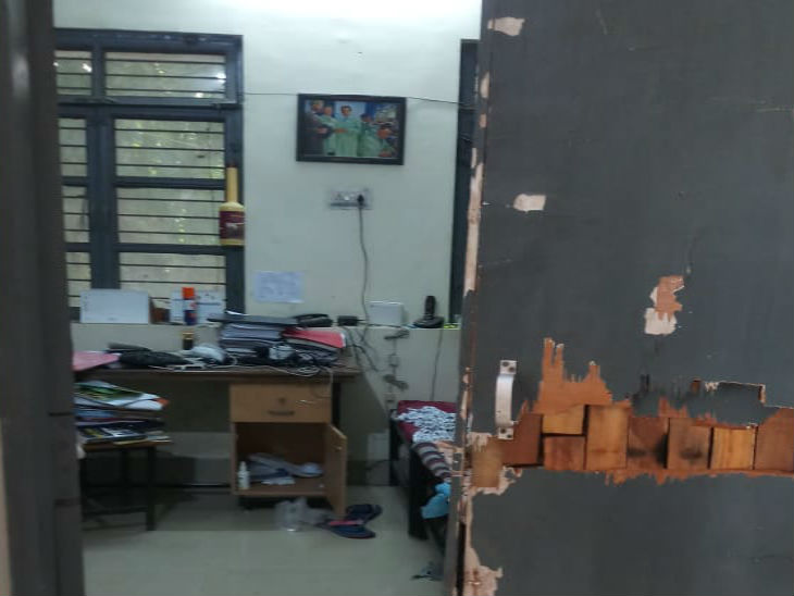 छात्र के कमरे कर रहे पुलिस ज्यादती की गवाही