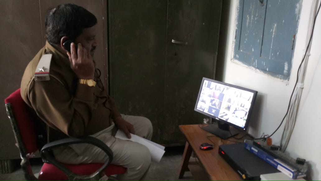 हास्टल की सीसीटीवी फुटेज खंगालती पुलिस