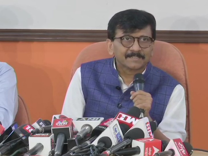 शिवसेना सांसद संजय राउत ने सोमवार को मुंबई में प्रेस कॉन्फ्रेंस की, उन्होंने पत्नी पर हुई कार्रवाई को राजनीति से प्रेरित बताया।