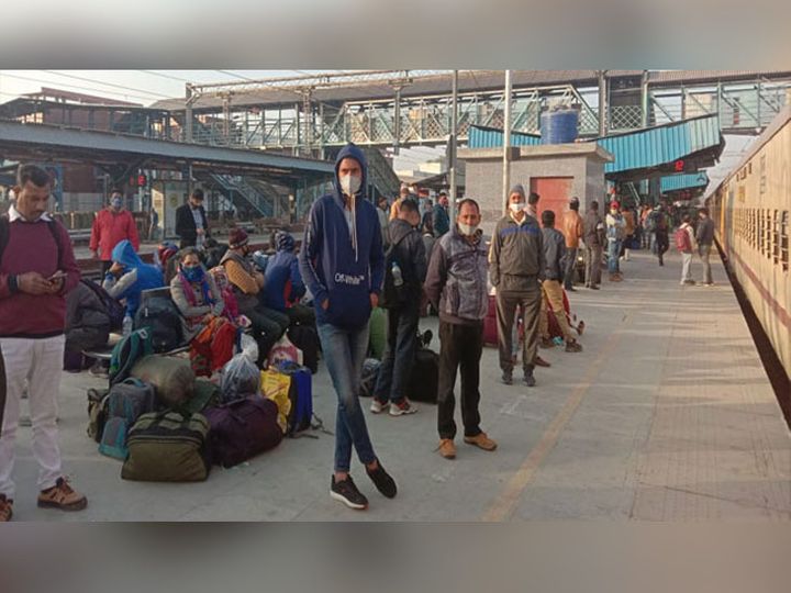 ओल्ड फरीदाबाद में ट्रेन रोकने के बाद यात्री दहशत में रहे।