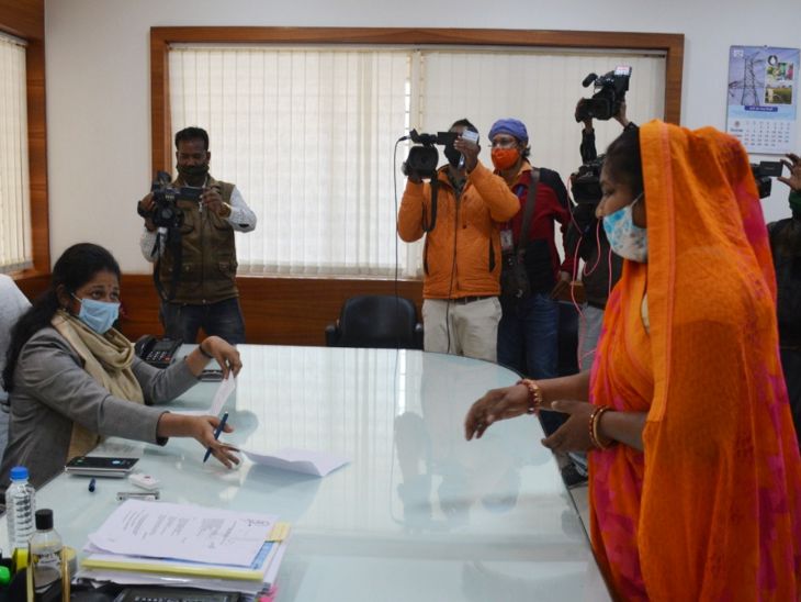 नगर निगम में आयुक्त प्रतिभा पाल ने जनसुनवाई की।