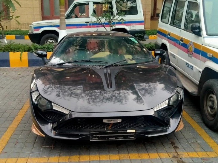 छाबड़िया के साथ पुलिस ने इस कार को भी जब्त किया है।
