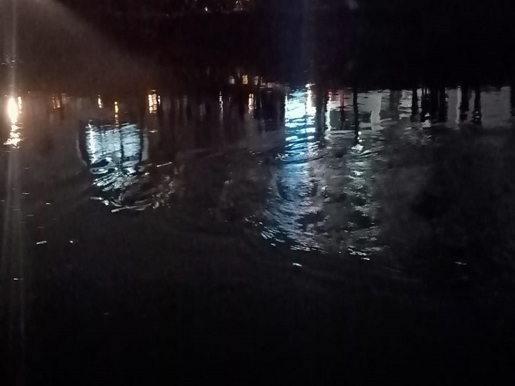Car collided with laborer near Jatal bridge in Panipat, car falls in laborer canal Funny Jokes Delhi Perral Canal, where the car is submerged.
