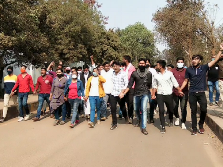 ABVP के कार्यकर्ताओं ने चेतावनी दी है कि अगर जल्द से जल्द छात्रों की दिक्कतों को दूर नहीं की गई तो उग्र आंदोलन किया जाएगा।