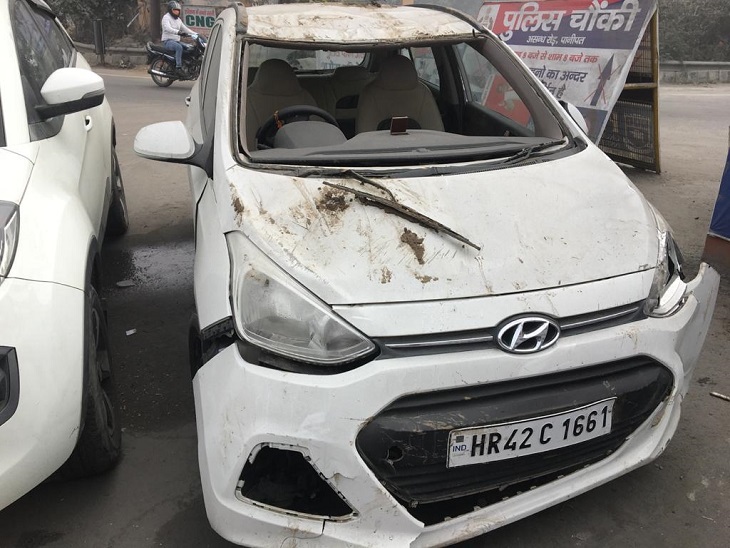 नहर से निकाली गई I-10 कार।