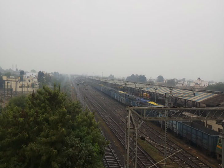 कोहरे के बीच निकलती ट्रेन