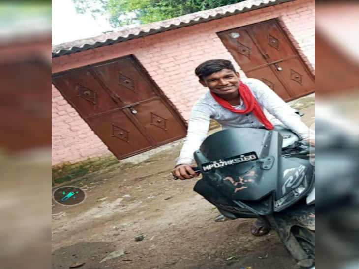 मृतक राहुल परिहार हादसे के समय ही बाइक चला रहा था।