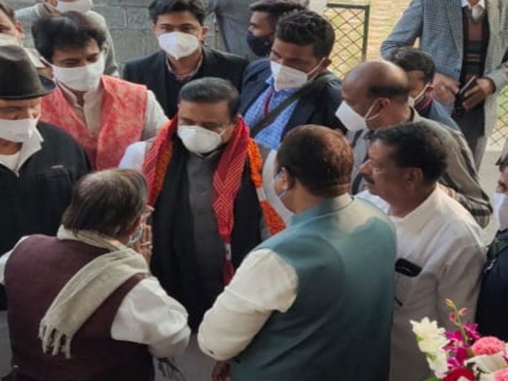 मंत्री सिंह लाइट प्रोजेक्ट के उद्घाटन कार्यक्रम में शामिल होने आए हैं।
