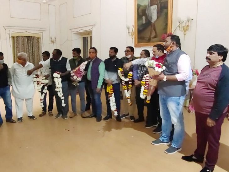 मंत्री सिंह के आने के पहले सभी कतार में खड़े थे।