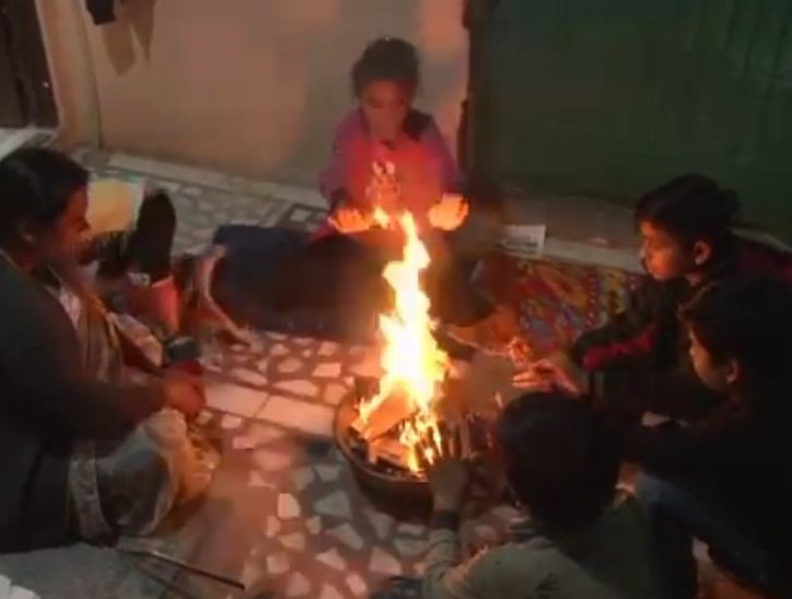 ठंड से बचने लोगों ने घराें में ही अलाव जला लिए।