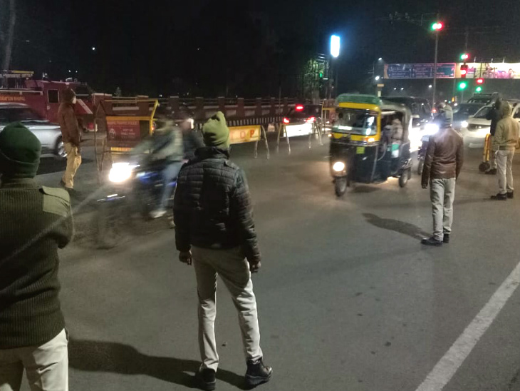 भोपाल के चौराहों पर पुलिस की चौकसी बढ़ी।