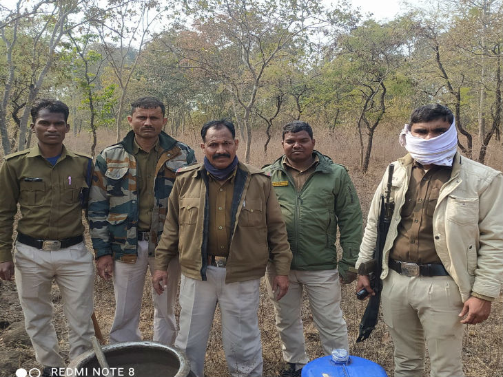 कच्ची शराब की फैक्टरी पर पुलिस का धावा।