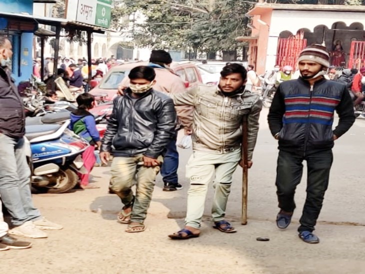 PMCH की OPD में दिखाने के लिए परेशान हाल भटक रहे मरीज।