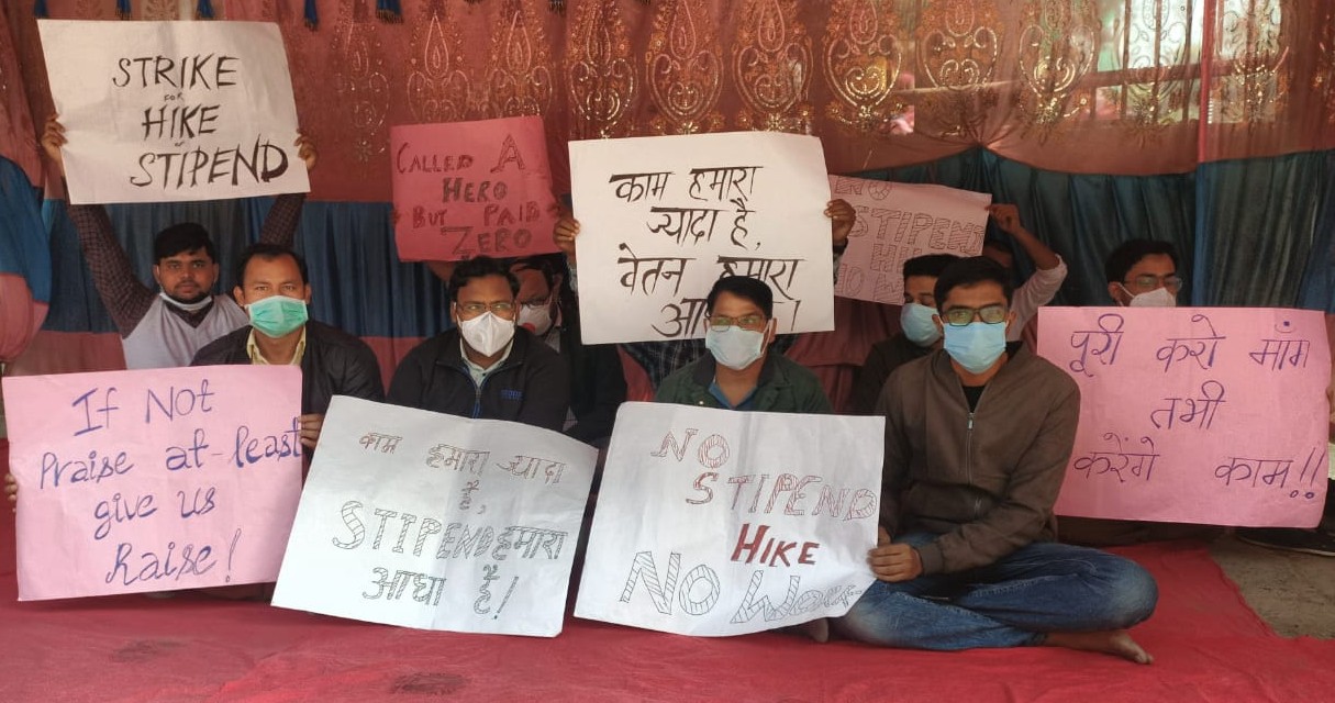 मायागंज अस्पताल में धरने पर बैठे जूनियर डॉक्टर।