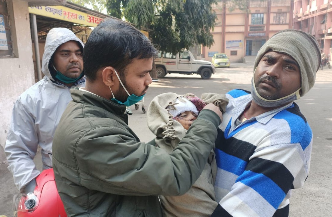 4 वर्षीय अमन के शव को लेकर पोस्टमार्टम के लिए भटकते परिजन।