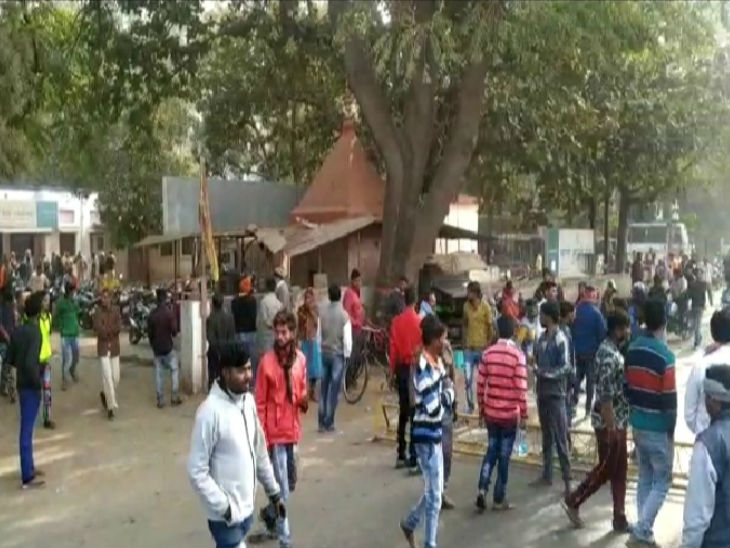 पुलिस जवानों के मारपीट करते ही आक्रोशित स्थानीय लोग हंगामा करते हुए
