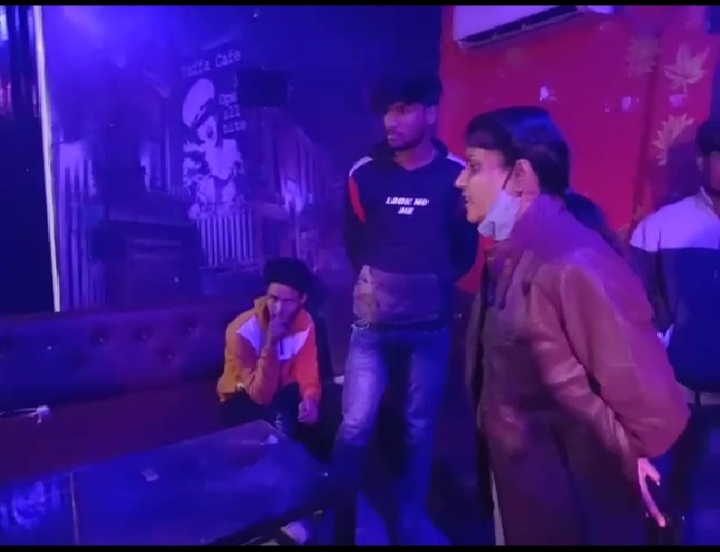 कैफे में हुक्का पीते पकड़े गए लोगों से पूछताछ करती आबकारी उपनिरीक्षक अपर्णा विश्वकर्मा