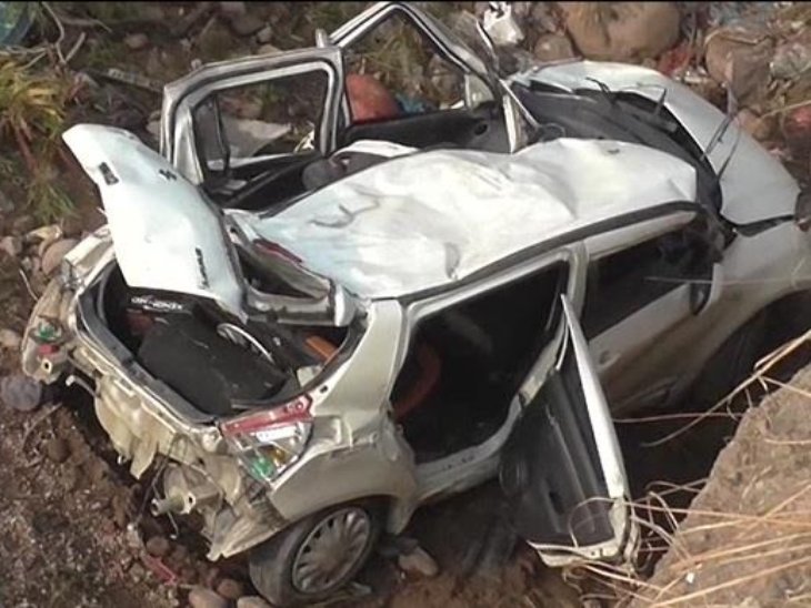 हिमाचल में हादसा: मनाली से दिल्ली जा रही कार खाई में गिरी; 3 युवकों की मौके पर मौत; 2 की हालत गंभीर