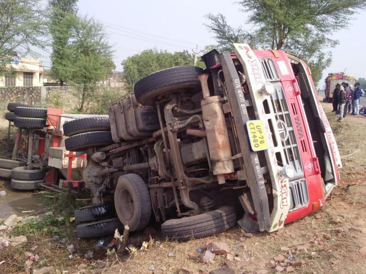 दौसा में हादसा: जिला कलेक्टर के बंगले के सामने टैंकर पलटा, गैस लीक होने पर आस-पास का क्षेत्र खाली कराया