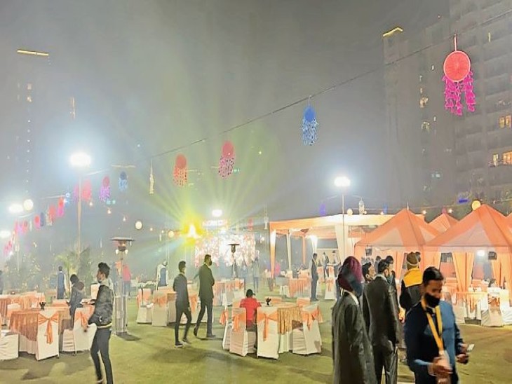 नया साल: कोरोना गाइडलाइन और अधिक ठंड होने के कारण पिछले साल की तुलना में पार्टियों में कम नजर आए लोग