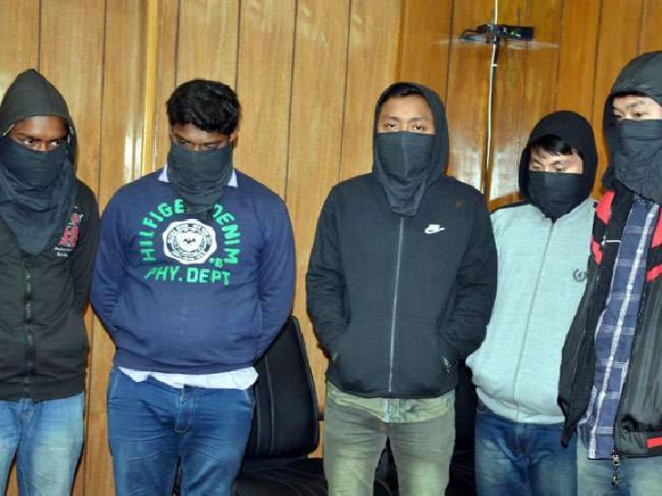 रिश्वत कांड में नोएडा पुलिस की गिरफ्त में पुलिस वाले व पिस्टल लूट कांड के आरोपी