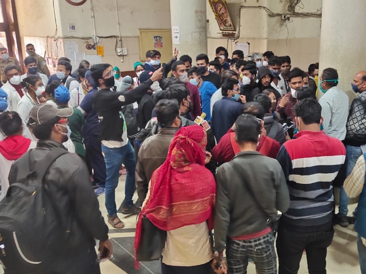 मारपीट के बाद फरयादी मीडिया से दूर लेजाते सुरक्षाकर्मी