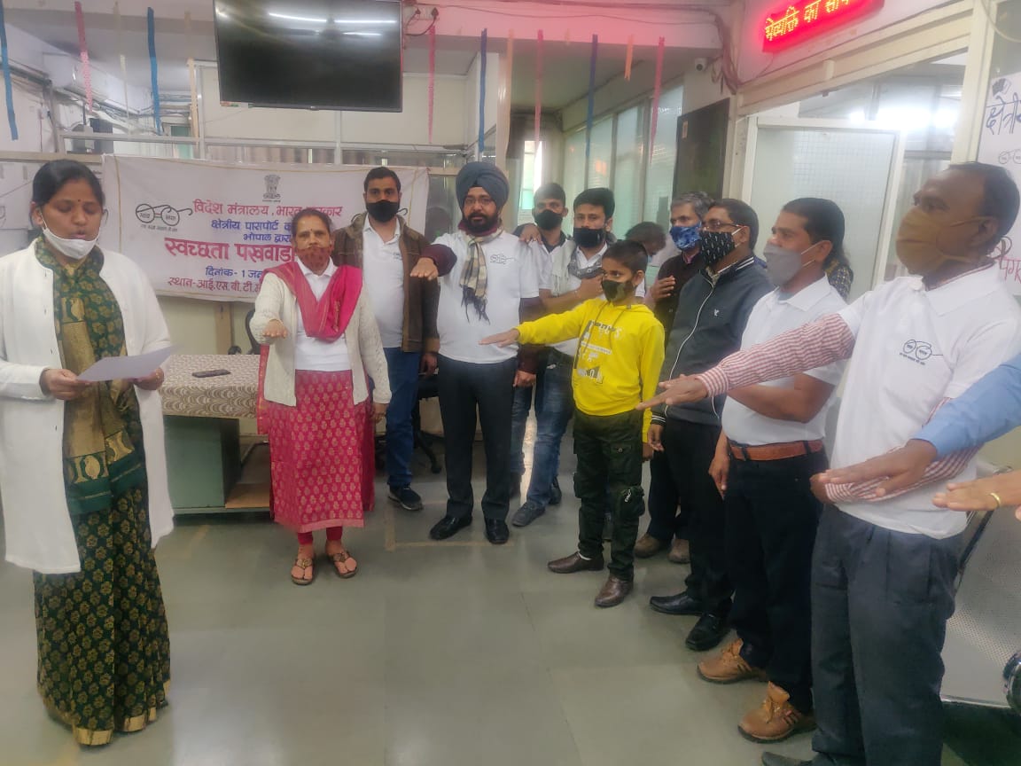 क्षेत्रीय पासपोर्ट अधिकारी रश्मि बघेल ने सभी कर्मचारी-अधिकारियों को स्वच्छता की शपथ दिलवाई।