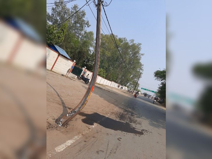 फोटो - कार की टक्कर से टेड़ा हुआ विद्युत पोल।