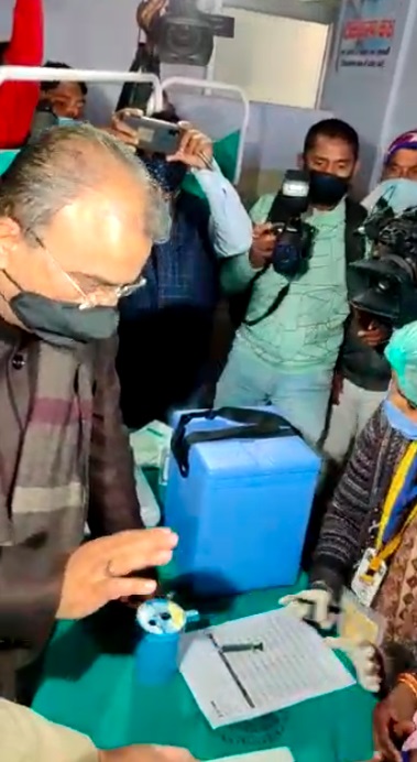 वैक्सीन ट्रायल का निरीक्षण करने पहुंचे स्वास्थ्य मंत्री मंगल पांडेय।