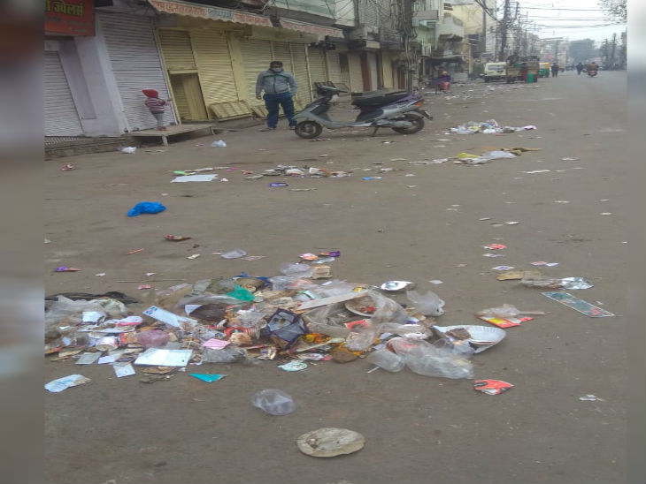 सफाई कर्मचारियों के हड़ताल पर जाने के बाद बाजारों में यह हाल रहा