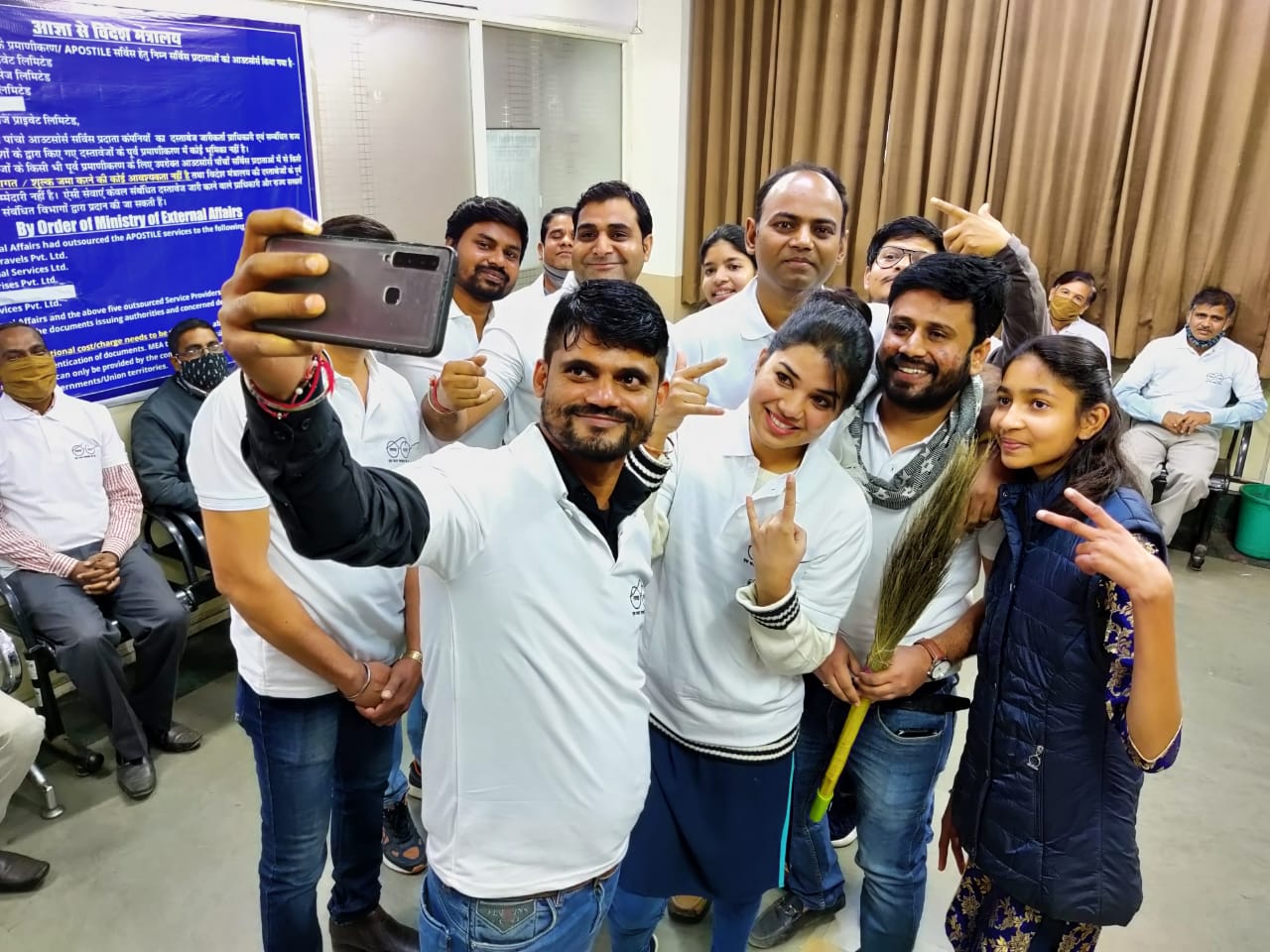 नुक्कड़ नाटक का मंचन करते पासपोर्ट ऑफिस के कर्मचारी-अधिकारी।